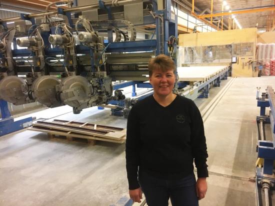 Eva Ramvall, industrichef hos ITW Construction Products, berättar om fördelarna med automatiserad produktion inom storskalig trähusproduktion.