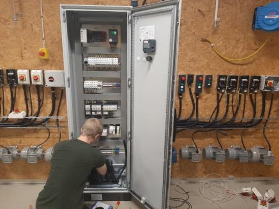 Bäckadalsgymnasiet och Schneider Electric fördjupar samarbetet.