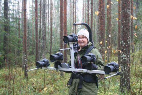 <span>Mona Forsman med kamerarigg. Foto: Ann-Helen Granholm</span>