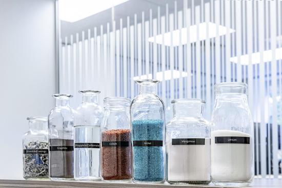 Med hjälp av en patenterad hydrometallurgisk process kommer mer än 96% av batteriernas material att kunna återvinnas.