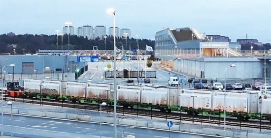 Första tåget med biobränsle från Bergslagen rullade in mot lossningsstationen hos Fortum Värme i Värtahamnen.