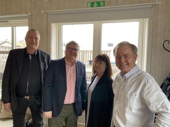 Säljare och köpare. Hans Johansson (till vänster) och Kerstin Johansson tillsammans med Sune Lantz och Per Rodert (till höger).