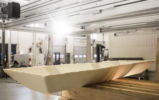 Kistan gjuts i två delar, botten och lock, i en högautomatiserad produktion. Biokompostiten baseras på 3D-gjutna biofiber, vetekli och matavfall.