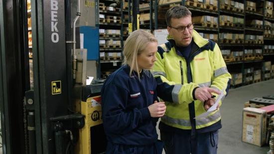 Skådespelaren Ellen Bergström introducerar nya i tillverkningsindustrin om risker och säkerhet på arbetsplatsen.
