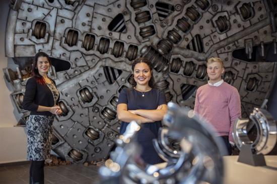 Romana Fischer (tv), Employer Branding Manager, är glad att SKF blivit en allt mer attraktiv arbetsgivare bland unga yrkesverksamma. Här tillsammans med Geannina Solana och Carl von Rosen som båda går SKF:s Global Graduate Program.