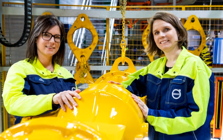 Karin Björklund, produktionschef, Volvo CE och Jessica Bruch, professor i produkstionssystem, MDH.