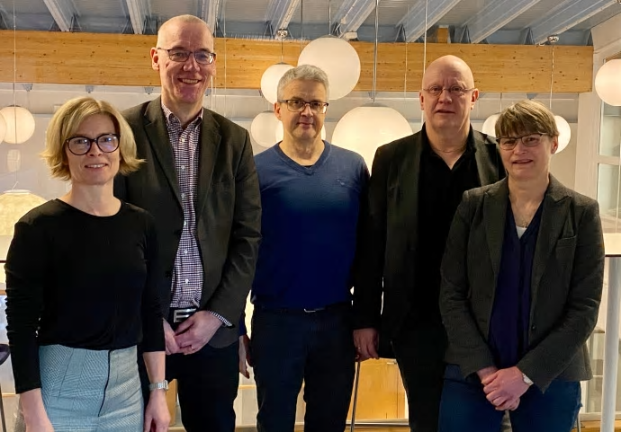 På bilden, från vänster: Birgitta Bergvall-Kåreborn, rektor Luleå tekniska universitet, Pontus Sjöberg, vd Swerim, Johan Eriksson, affärsutvecklare Swerim, Pär Weihed, prorektor vid Luleå tekniska universitet, och Caisa Samuelsson, professor i processmetallurgi.