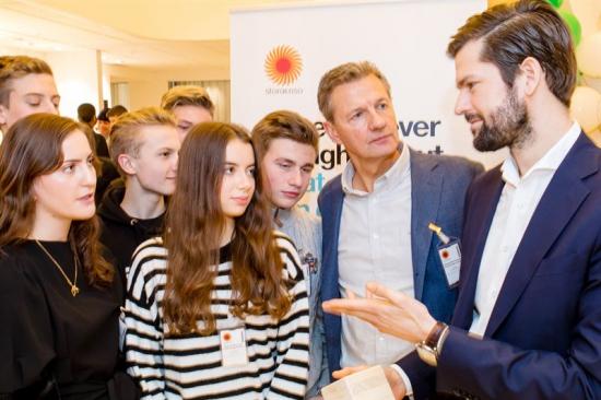 Fr h Anton Kullh, kommersiell chef för träprodukter på Stora Enso och värd för Rudbecksgymnasiets besök, Erland Skommevik, lärare i ekonomiska ämnen, Rudbecksgymansiet i &Ouml;rebro och elever från Rudbecksgymansiets ekonomiprogram med internationell profil.