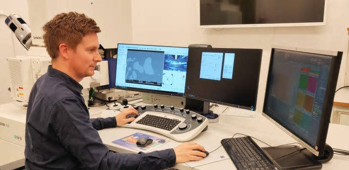 Fredrik Gustavsson, Swerim i laboratoriet för elektronmikroskopi.