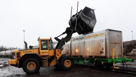 <span><span><span>Tågsetet består av 36 vagnar och rymmer 3250 m3 trädbränsle. Genom att utnyttja tågtransporter kan utsläppen av koldioxid från transporter på bilväg minskas.<br /></span></span></span>