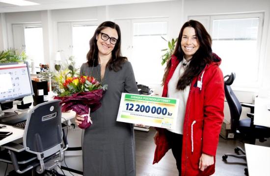 Nu kan en virtuell försvarsmakt för barn skapas när World Childhood Foundations generalsekreterare Paula Guillet de Monthoux tagit emot checken för Drömprojektet.