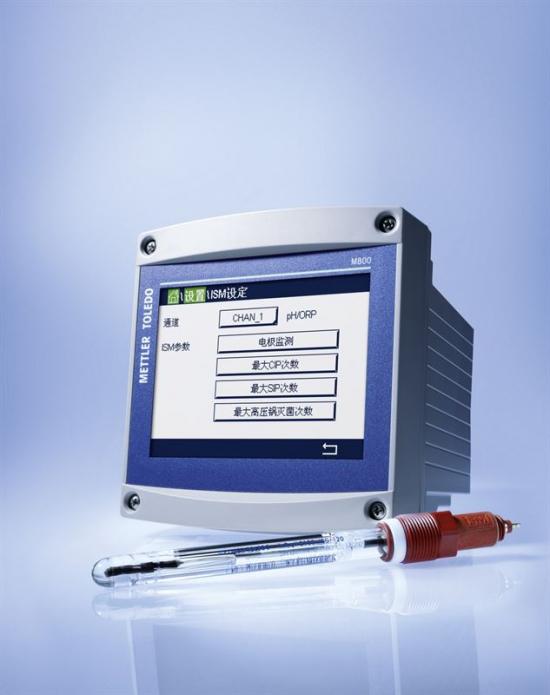 Multiparametertransmittern M800 från METTLER TOLEDO.