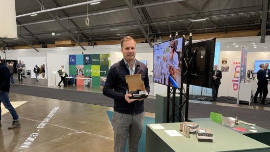 Chain Traced har hjälpt Bufab Sweden och Bumax att använda digitala tvillingar för sina produkt- och materialcertifikat. Här visar Victor Andersson hur det praktiskt ser ut med en enkel QR-kod på boxen.