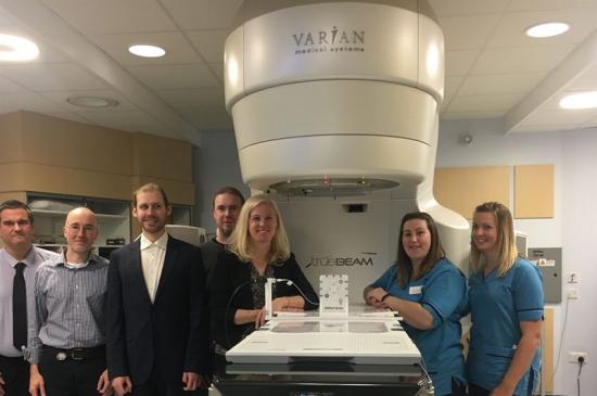 Micropos Team tillsammans med Edinburgh Cancer Center Team under installationen a RayPilot®.