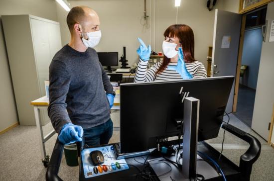 Xenofon Strakosas och Maria Seitanidou på Laboratoriet för oganisk elektronik vid Linköpings universitet.