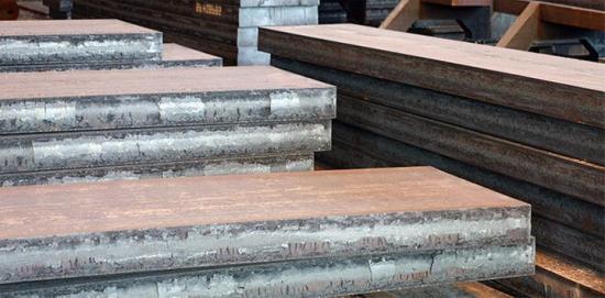 Stålämnen, så kallade slabs.