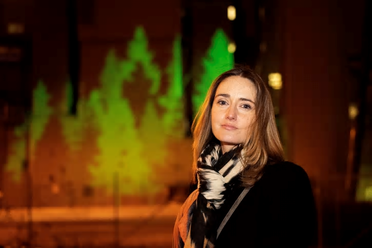 Konstnärern Jessica Lloyd-Jones framför sitt ljuskonstverk \