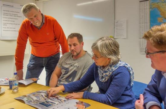 Gällivares kommunalråd visar kommande byggprojekt i Gällivare centrum. Fr.v. Boris Lindberg VD Gisab, Mathias Sannelind projektchef Gisab och kommunalråden Jeanette Wäppling och Lars Alriksson.