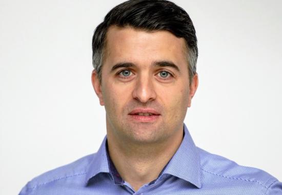 Arash Moini, ansvarig för Teknik och leverans, Permanova, samarbetar med Högskolan Väst kring industriell laserteknik.