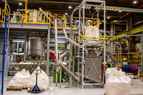 <span>Den nya produktionslinjen för biokomposit. Hjärtat i tillverkningen är kompoundern.</span>