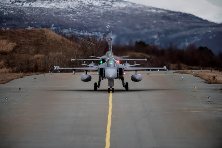 JAS 39 Gripen taxar ut på Bodö flygplats inför start under övningen Trident Juncture 18.