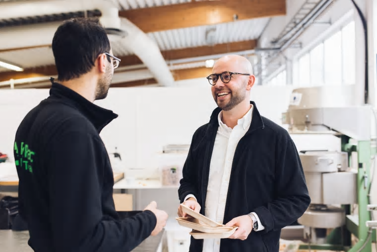 Linus Larsson, uppfinnare och CEO PulPac AB tillsammans med R&D personal.
