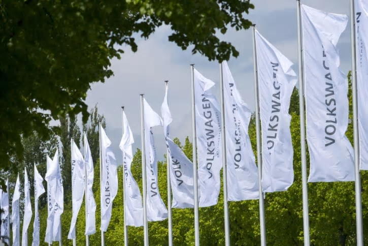 Samriskföretaget mellan Volkswagen-koncernen och den svenska batteritillverkaren Northvolt AB tar nu fart. Det har beslutats att Volkswagen kommer att bygga anläggning och infrastruktur för samriskföretagets fabrik \