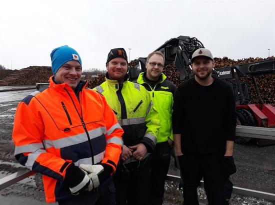 Martin Svarén, Stora Enso Bioenergi, Pierre Eriksson, Wasa Last, Fredrik Karlsson, Stora Enso Bioenergi och Viktor Karlsson, Wasa Last, såg till att lastningsarbetet flöt på Stora Ensos egen terminal i Hällefors.