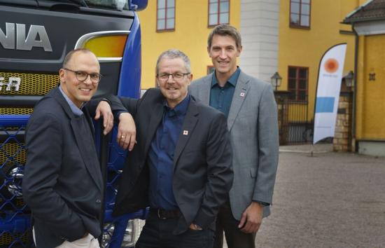 Ulric Långberg, Sveriges &Aring;keriföretag, Jörgen Olofsson, Transportchef, Stora Enso Skog och <span>Anders &Ouml;rtendahl, Operativ inköpschef Transport, Stora Enso Skog </span>medverkade vid ett branschseminarium kring säkerhetsfrågor. På bilden ses Dalafrakts klimatsmarta lastbil på 74 ton, en lastbilstyp som kommer att vara ett viktigt inslag i den framtida skogslogistiken och bidra till en säkrare trafikmiljö.