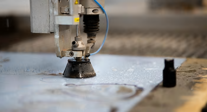 En vattenskärare fungerar genom att vatten med högt tryck (3500 bar) skär materialet. Oftast blandar man även in sand i vattnet.