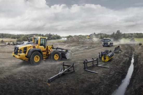 Maskinerna kan utrustas med Volvos dedikerade redskap som är fullständigt anpassade till hjullastaren, med perfekt anpassade funktioner och egenskaper. Redskapssortimentet inkluderar bland annat gafflar, gripar och många olika typer av skopor. Volvos nya rehandling-skopa har fått en ny konstruktion med konvexa sidor och förbättrat spillskydd vilket ger enklare fyllning och mindre spill. Som tillval finns lastarmsfjädring för mindre skopspill, vilket kan öka produktiviteten med upp till 20 % på ojämnt underlag.
