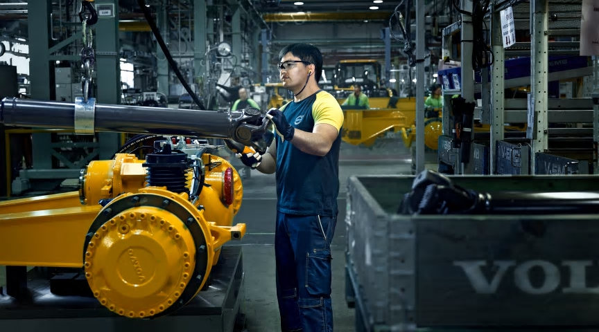 AB Volvo startar upp sina fabriker runt om i Europa – om än i mindre omfattning. Volvos korttidpermittering av personal har förlängts, men samtidigt rullar produktionen av anläggningsmaskiner igång igen i de svenska fabrikerna.