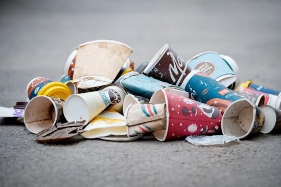 Den klassiska engångsmuggen är till stor del gjord av papper, men har en insida av plast för att göra muggen tät. Ofta medföljer även ett lock, som är helt gjort av plast.