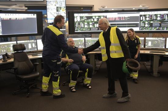 Hans majestät kung Carl XVI Gustaf på besök i den nya driftcentralen på &Ouml;strand.
