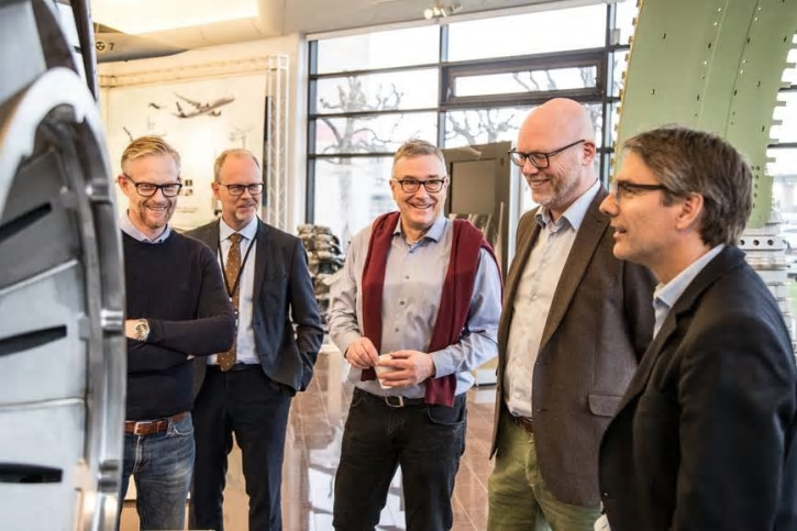 Jörgen Warborn och Peter Eriksson får en inblick i GKN:s verksamhet. Fr v: Peter Eriksson, Robert Hell, Public Affairs, Robert Lundberg, EU-projekt, Jörgen Warborn och Joakim Andersson, Engines.