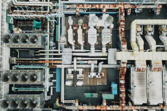 Industrin st&aring;r f&ouml;r n&auml;ra 40 % av den globala energianv&auml;ndningen och i takt med &ouml;kande energipriser och krav blir f&ouml;r&aring;ldrad teknik och l&aring;g digitalisering ett v&auml;xande problem, men ocks&aring; en stor m&ouml;jlighet till effektivisering och omst&auml;llning.