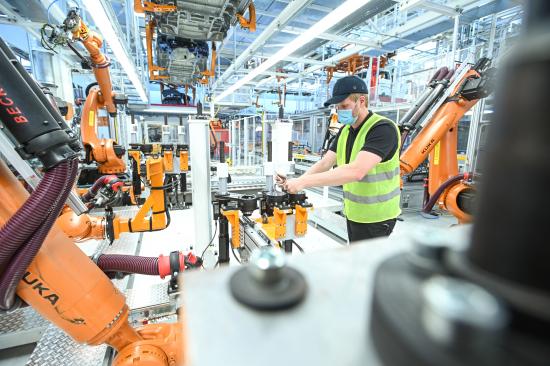 Robotar finjusteras i produktionsanläggningen för att kunna hantera en helt ny modell - Nya Multivan lanseras 2021.