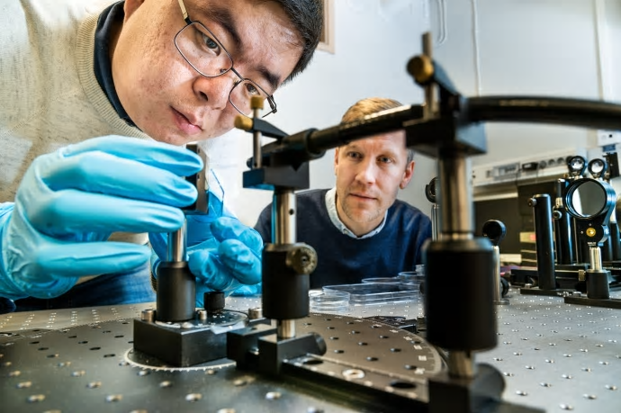 Shangzhi Chen, doktorand, och Magnus Jonsson, forskningsledare inom organisk fotonik och nano-optik, Laboratoriet för organisk elektronik.