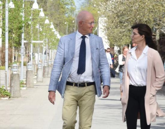 Anna Throne-Holst tillsammans med Johan Schnürer, rektor vid &Ouml;rebro universitet.