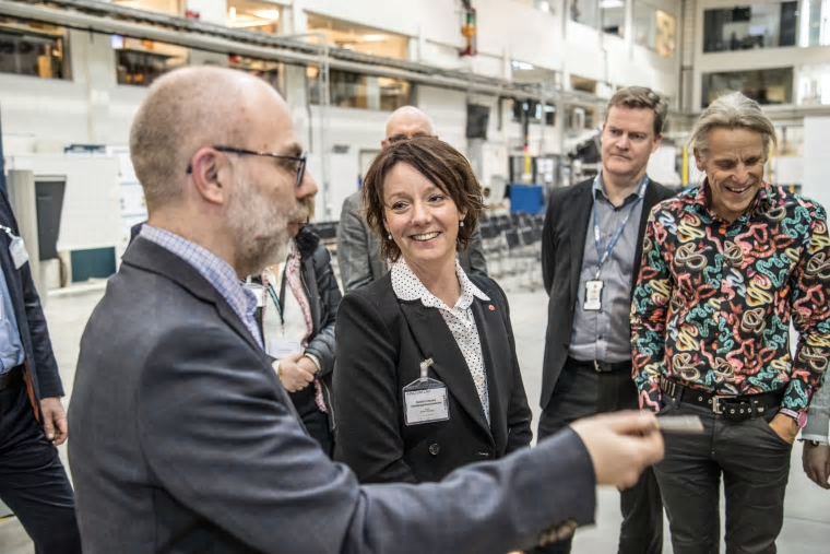 Robert Reimers, PTC, berättar om verksamheten för minister Matilda Ernkrans. I bakgrunden Henrik Runnemalm, forskningschef GKN Aerospace Engine Systems, och Per Nylén, professor Högskolan Väst.