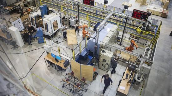 Tre industridoktorander från Högskolan Väst medverkar i den nya företagsforskarskolan Smart Industry Sweden. Bild från Produktionstekniskt centrum, PTC.
