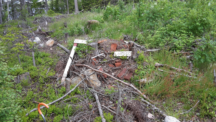 En husgrund utmärkt med skylt, nedkörd under skogsarbete.