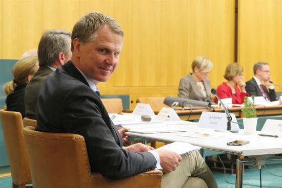 FOTO:  STORA ENSO <span>- Per Lyrvall, Sverigechef Stora Enso deltog i Näringsdepartementets rundabordssamtal om trähusbyggande. I bakgrunden fr v Elisabeth Backteman, statssekreterare åt landsbygdsminister Sven-Erik Bucht, Eva Lindström, statssekreterare åt närings- och innovationsminister Mikael Damberg och Alf Karlsson, statssekreterare åt bostads- och digitaliseringsminister Peter Eriksson. </span>