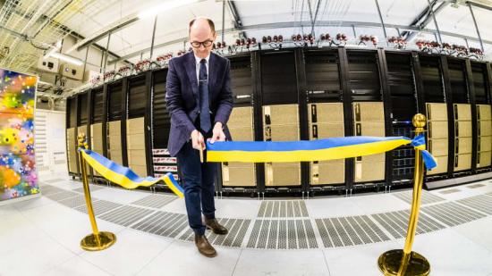 Jan-Ingvar Jönsson, rektor för Linköpings universitet inviger Sveriges snabbaste superdator Berzelius.