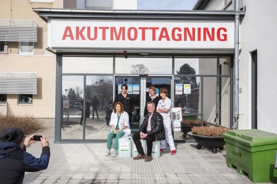 Tomas Nilsson överlämnar handsprit till Karin Söderberg från &Ouml;rnsköldsviks sjukhus.