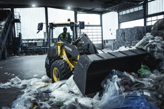 Med sin utsläppsfria drift är Volvo L25 Electric idealisk för användning inomhus.