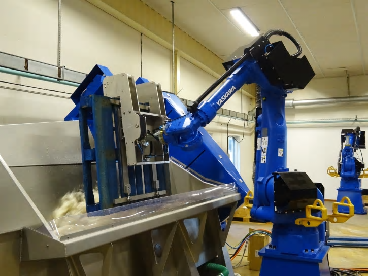 En Motomanrobot från Yaskawa demonterar träpallar under vatten med den unika Aqua Klippa.