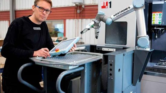 Mikael Andersson, maskintekniker på FT-Produktion. Men efter två dagars teoretisk och praktisk utbildning, är han även robotprogrammerare och robotoperatör.