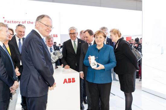 <span>Angela Merkel, Federal Chancellor; Stefan Löfven, Prime Minister of Sweden; Ulrich Spiesshofer, CEO ABB; Bernd Althusmann, Economic Minister of Lower Saxony; Stefan Weil, Prime Minister Lower Saxony; Hans-Georg Krabbe, Managing Director Germany; Anja Karliczek, Federal Minister of Education and Research; Jacob Wallenberg, Vice Chairman of the Board of Directors ABB.<br /></span>