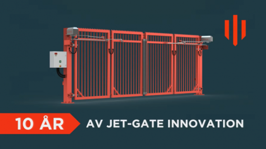 Demex Jet-Gate fyller 10 &aring;r &ndash; en snabbvikgrind som kombinerar hastighet, s&auml;kerhet och smart styrning. En svensk innovation som under ett decennium har satt standarden f&ouml;r p&aring;litligt omr&aring;desskydd inom industri och logistik.